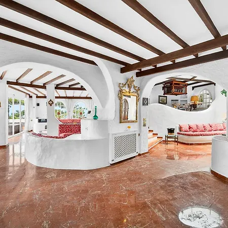 With Moorish Charm And Panoramic Ocean Views لوس رياليخوس